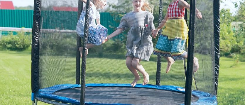 How to put netting on trampoline